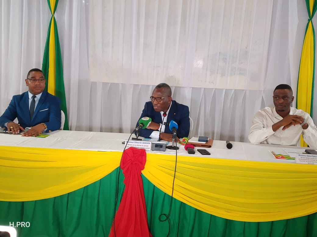 La table d'honneur, le ministre Bawara au centre